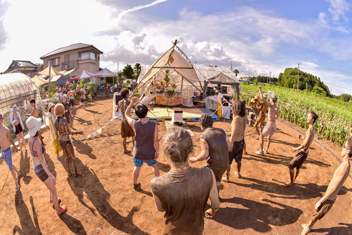 有機野菜畑がダンスフロアに!ステージ屋根は山武市の間伐材を使用。