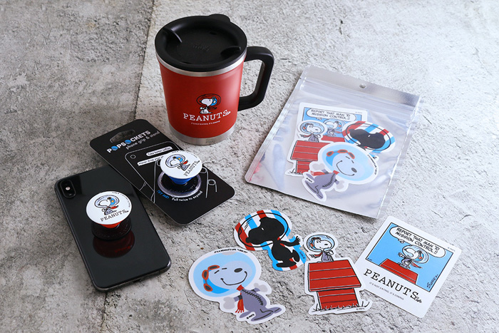 「PEANUTS Cafe×thermo mug コラボダブルマグ」3,500円(税抜)※7/3発売「POPSOCKETS GRIP レッド/ブルー」 2,400円(税抜)※7/3発売「オリジナルステッカー」 850円(税抜)※7/17発売