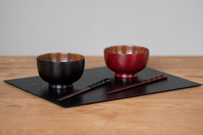 「天然木 タタキサビ椀」1,390円(税抜)「天然木 長角膳」1,990円(税抜)「食洗 天然木 はつり箸」1,550円(税抜)