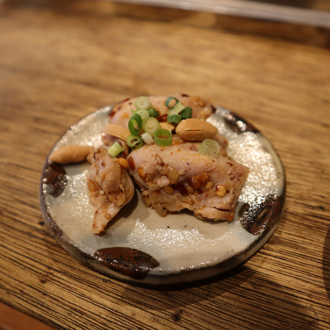こちらがよだれ鶏。香辛料がきいているけど辛すぎず、お粥にとっても合う!