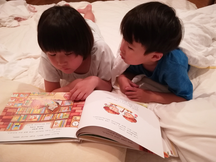 次女が寝る前の読み聞かせをしてくれます