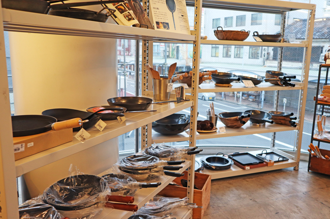 店内にはこだわりの調理道具が並んでいます