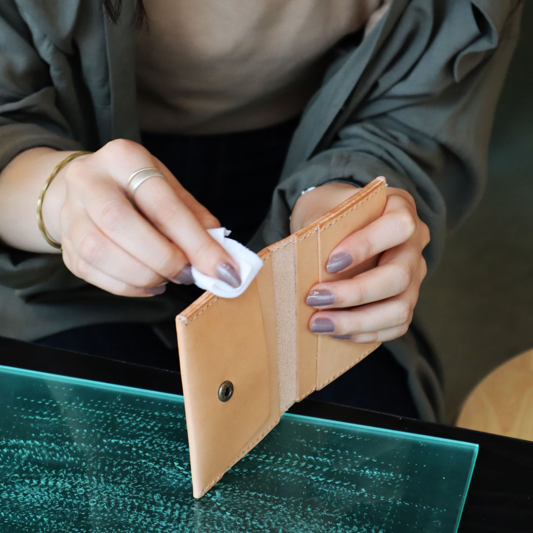 これは断面の毛羽たちを滑らかにしてツヤを出す工程。専用のクリームを塗るだけで、ツルツルになりびっくり!