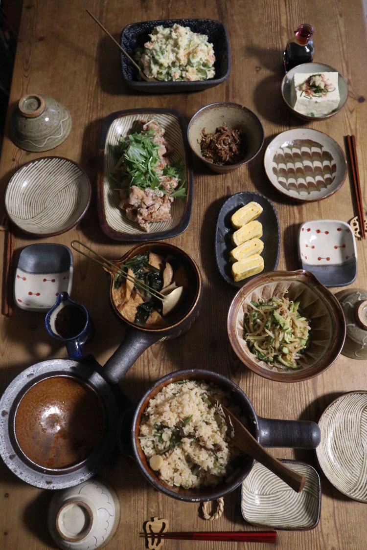 ご飯や煮物は土鍋ごとテーブルに出します。