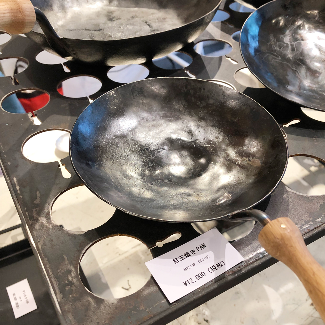 1個分の目玉焼きフライパン。真ん中がくぼんでいるので、黄身がど真ん中にくる目玉焼きができちゃうんです!