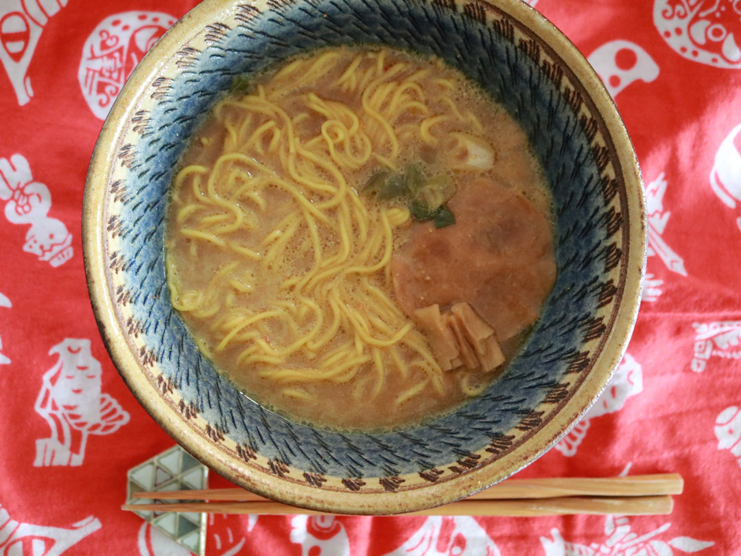 牛乳は家庭で別途用意して好みで足します。