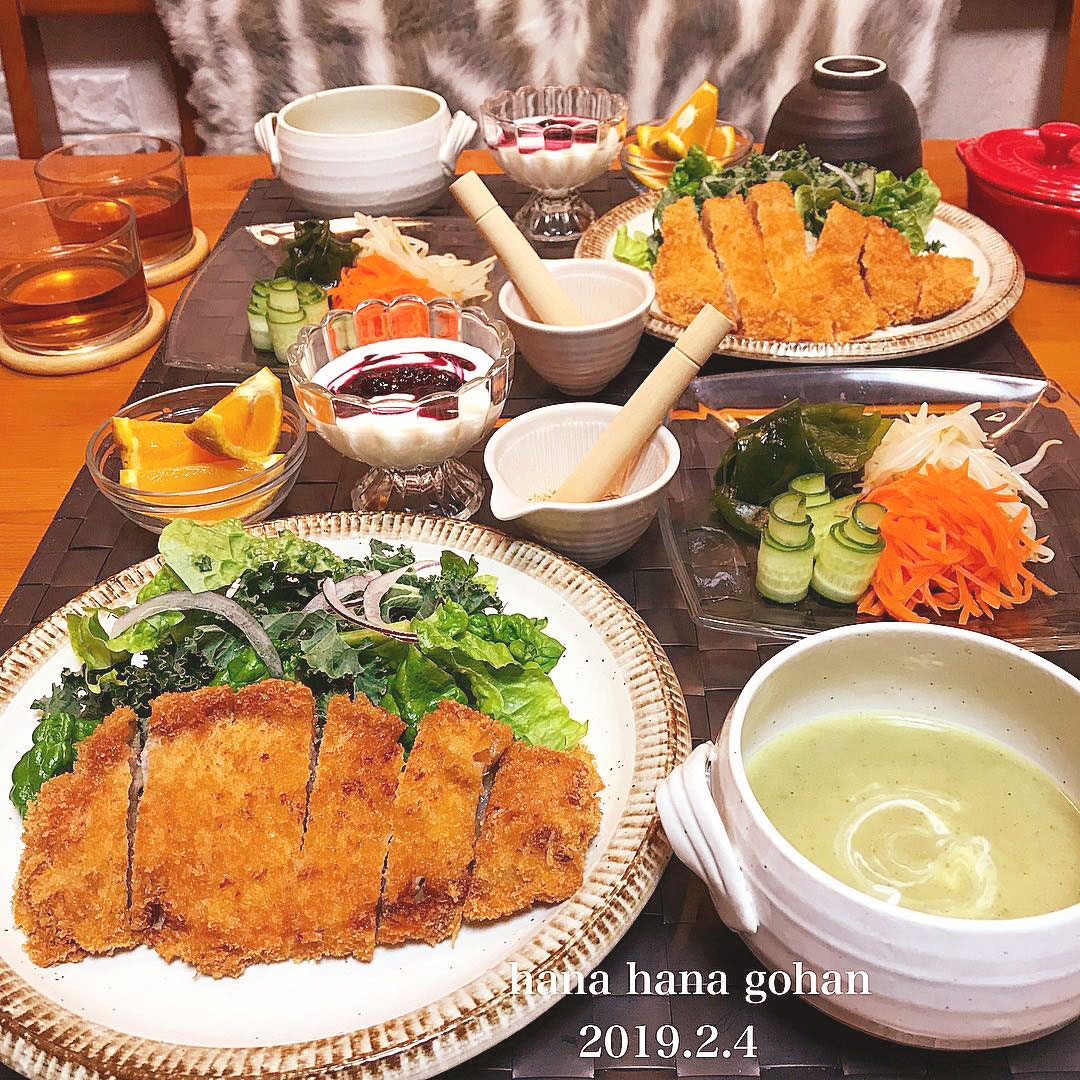 塩こしょうで下味をつけて、カラリと揚げるトンカツ。