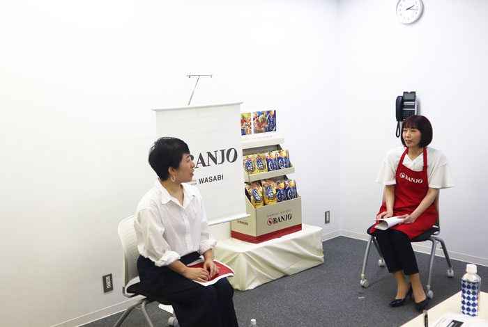 会場には「だし愛好家」として知られる、梅津有希子さん(写真左)もいらしていました。すでに鍋つゆを実食済みの梅津さんが「美味しい」と話していました。これは期待が高まります。