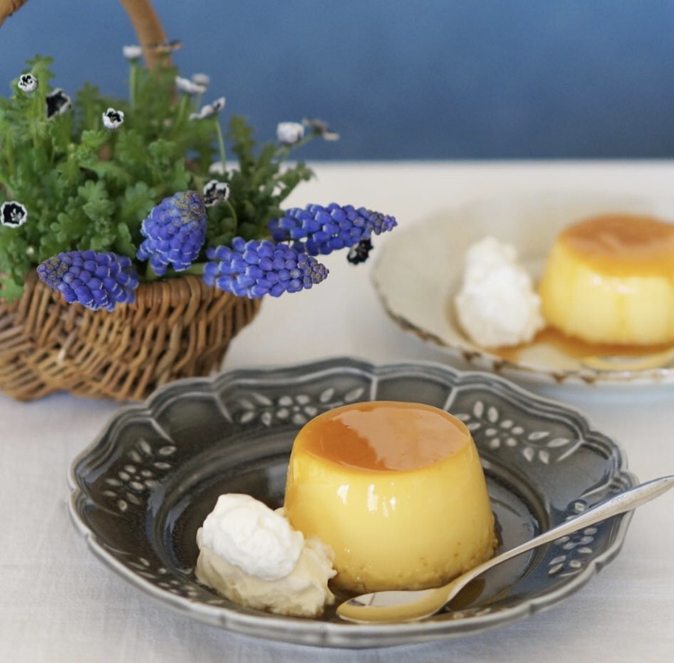 先日作ったプリン。生クリームを添えて