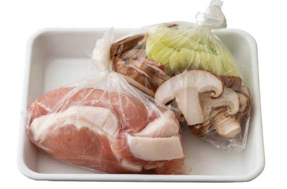 *野菜はそのまま、豚肉は水気を捨てて冷蔵庫で3日間もつ。豚肉は水気を捨てて冷凍庫で3週間もつ。