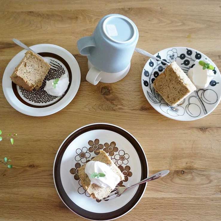 お気に入りの北欧食器にシフォンケーキをのせて