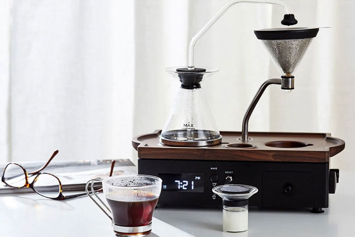 ベッドに入る前に準備をしておけば、翌朝セットしておいた時間ちょうどにコーヒーを淹れてくれます。コーヒーだけでなく紅茶や緑茶も◎ミルクは冷蔵されているので夏場でも安心