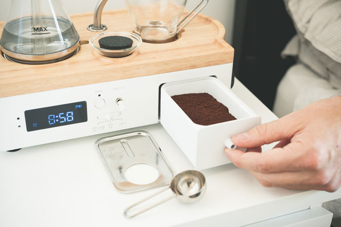 引き出しに専用スプーンとコーヒー粉を収納