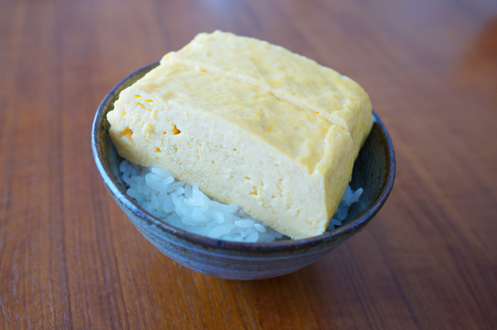 料理大好きサラリーマンのkiyoshun(キヨシュン)さん作、だし巻き卵のっけごはん。炊き立てのごはんにだし巻き卵をのっけて醤油をかけて食べると最高なんだとか