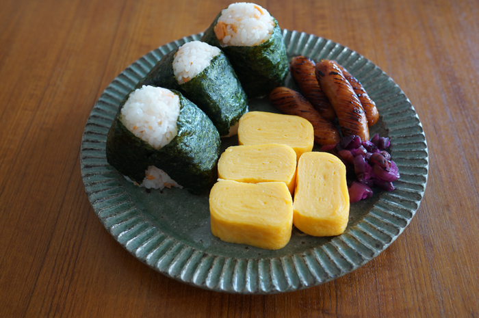 我が家ではこの組み合わせをおにたまプレート(おにぎりと卵焼きのプレート)と呼んでいます。この日はテフロンのフライパンで焦がさないようにきれいに焼いています