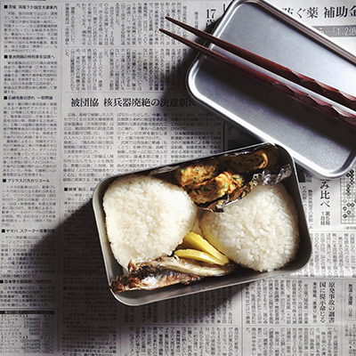 母の味・塩おにぎりで昭和弁