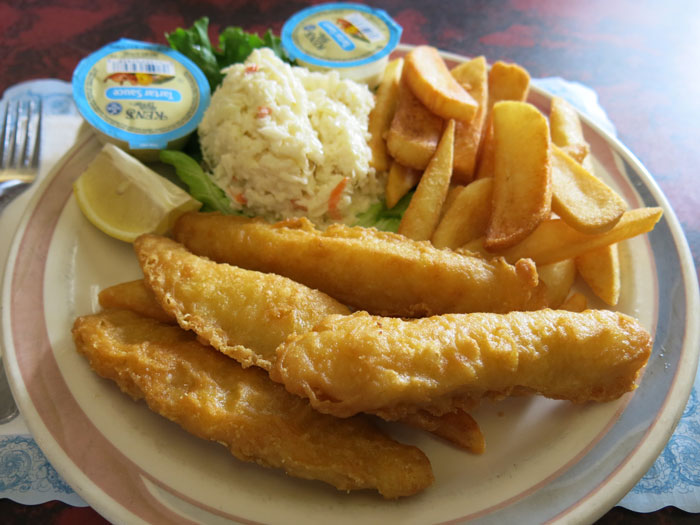 別のお店のフィッシュアンドチップス。こちらは魚が小さくカットされています