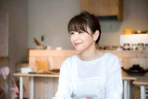 井澤由美子さん 旬の食材の効能と素材を活かしたシンプルな料理に定評がある料理家。NHK「きょうの料理」「あさイチ」「趣味どきっ!」などに出演。『乳酸キャベツからだに効くレシピ』(2017年 扶桑社)など多くの書籍も手がけています。