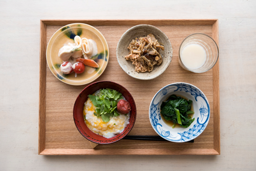 味噌とヨーグルトの漬物/ひきわり納豆のキノコの煮物のせ/ほうれん草のおひたし/お粥/甘酒