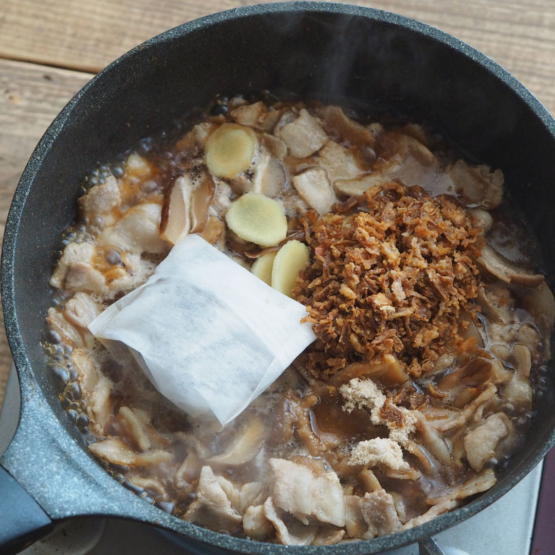 白い袋は八角が入っただしパック。これがあると、煮込んでいるときに八角を見失うことがありません。