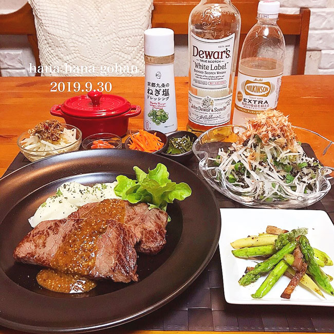 夫氏に捧げるおつまみごはん。牛ももステーキ&粒マスタードソース、マッシュポテト、大根と九条ねぎのおかかサラダ、アスパラベーコン、キャロットラペ、めかぶ、もやし食べるオリーブオイルのせ、玉ねぎ黒酢など