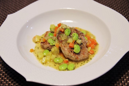 豚ヒレ肉ソテーのミックス野菜のせ。リストランテ濱崎の濱崎シェフのレシピです。白ワイン、バター、チキンブイヨンを煮詰め、イタリアンパセリを加えたソースと自家製トマトソースを器に敷き、その上にソテーしたヒレ肉をのせています。
