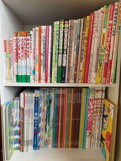 「整頓した状態」。本の背の高さ順に、見た目で整頓した娘の本棚