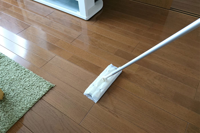フローリングワイパーを使います