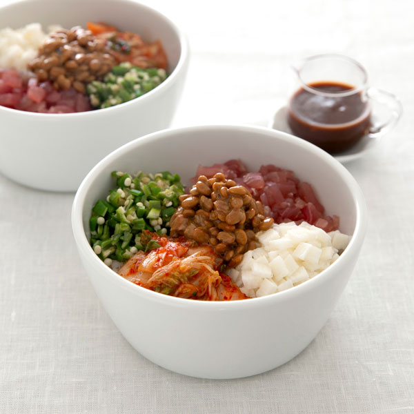 「具だくさんばくだん丼」。韓国料理風の味つけにも