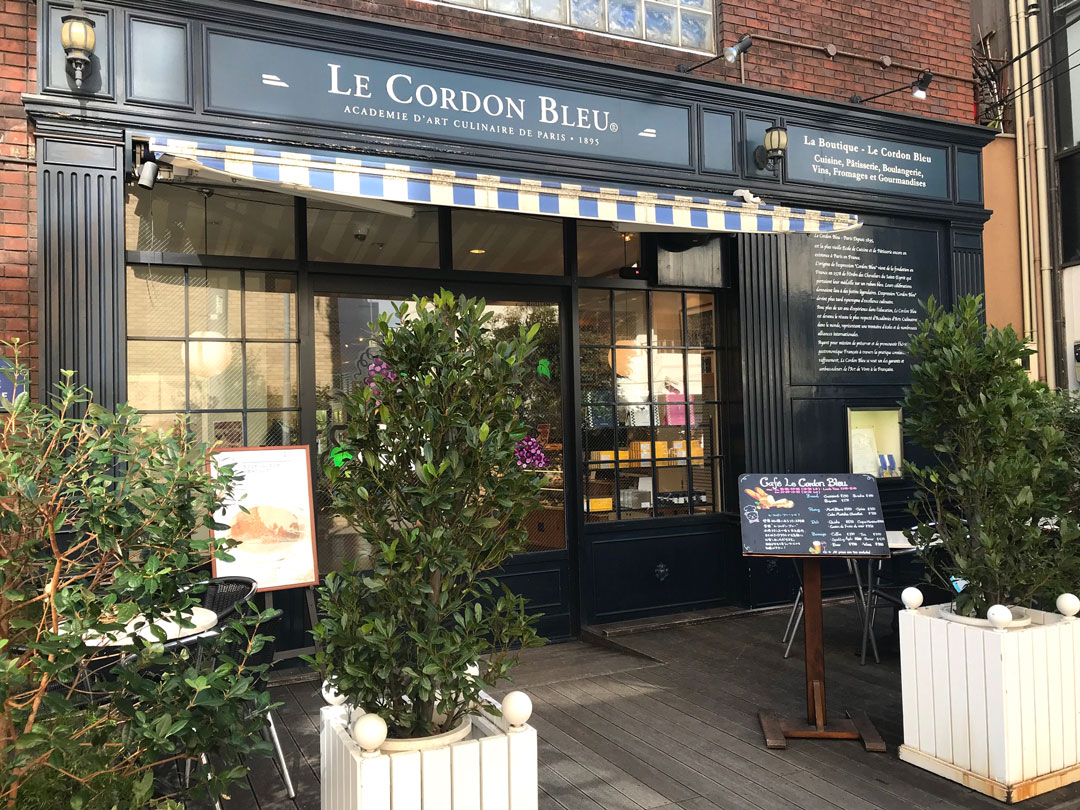 紺と白の店構えは、1950年代のパリ校をイメージしているそう
