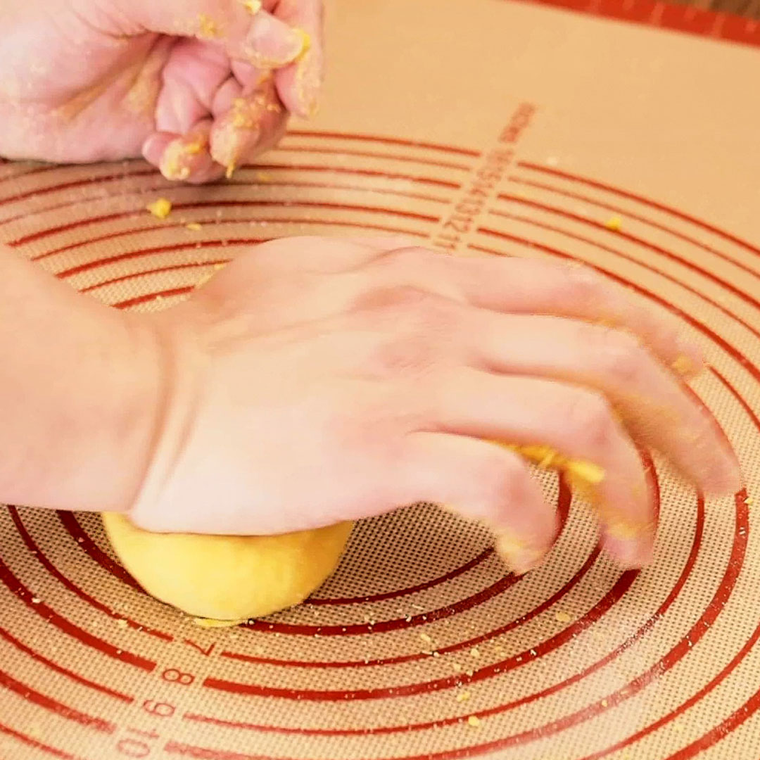 生地がくっつきにくいシリコンのシートを使っています