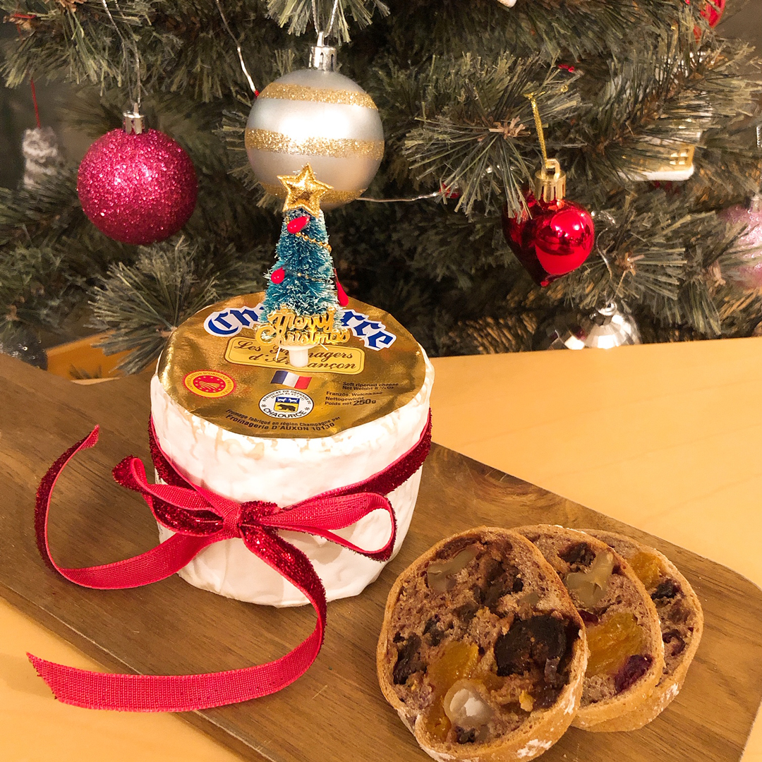 シャウルスにリボンを巻いて、ツリーのピックをさすだけで、クリスマス仕様に。小道具は100均で仕入れました