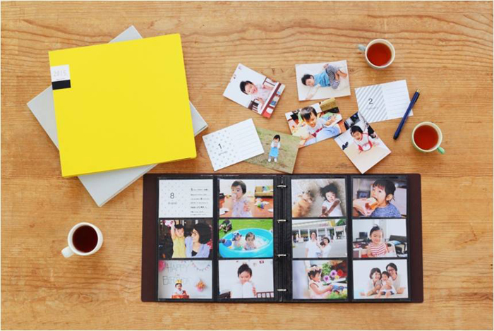 専用アルバムでアルバム作り。注文した写真プリントときろくカードを毎月リング式の専用アルバムに入れていくことで、1年間の思い出が簡単にアルバムに