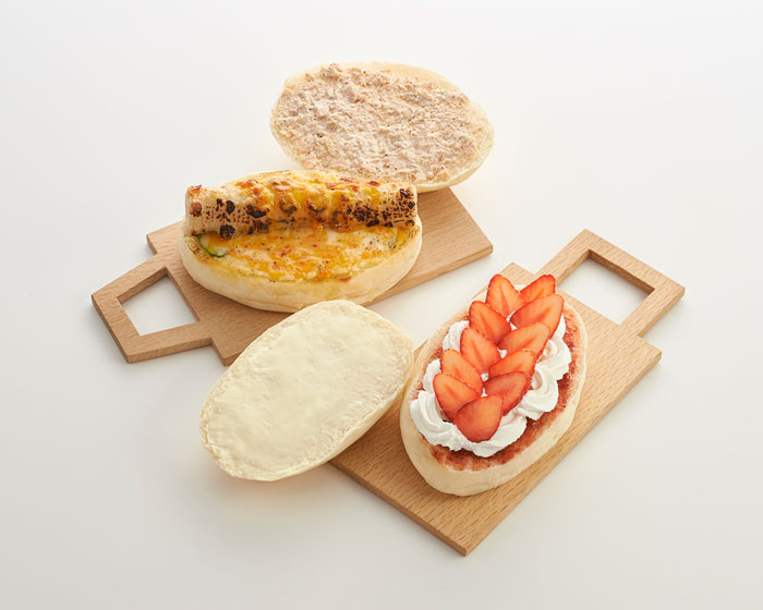「ちくわチーズ」421円「でぶぱん1号デラックス」648円 ※各日限定20個(各税込)