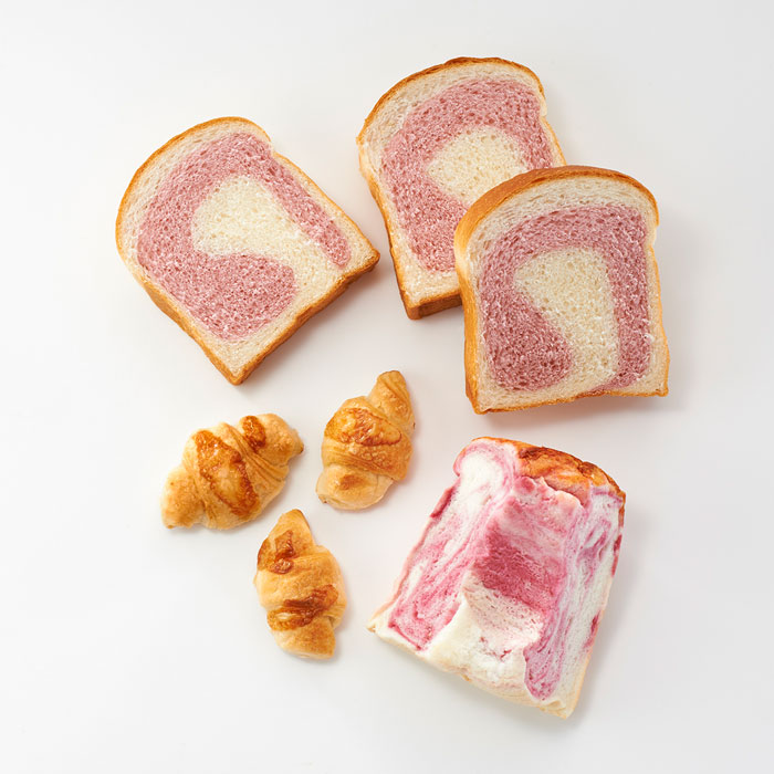 【上から時計回りに】「いちごみるく食パン 1枚」172円(税込)「お米のいちごマーブルシフォン 1個」378円(税込)「お米のミニクロワッサン(チーズ) 1袋」259円(税込)