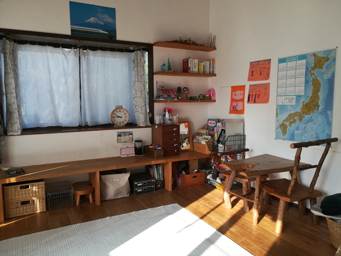 リビングの一角で宿題をしていました。4月にはここに1年になる末っ子の学習道具を置くことになります