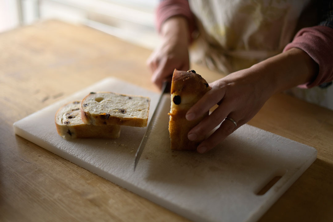 朝も昼も工房で食べることが多い。ココナッツオイルを塗って食べるのがお気に入りの食べ方