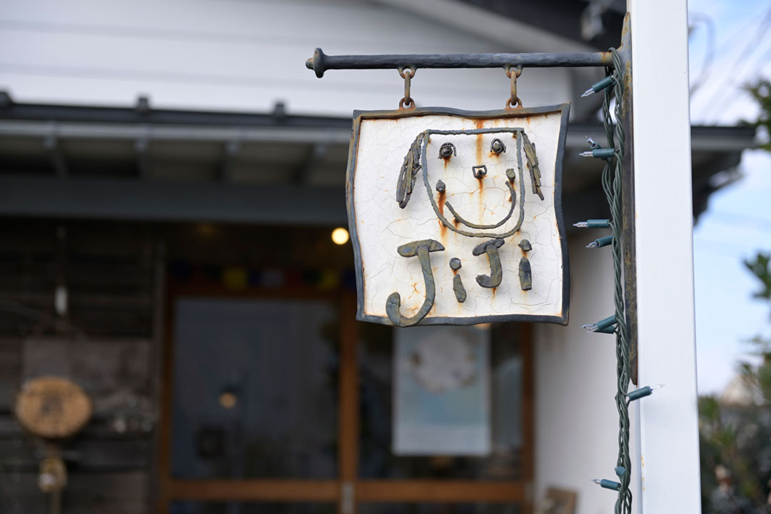 店の看板。石木さんが子どもの頃に書いた絵をお父さんがとっておいてくれた