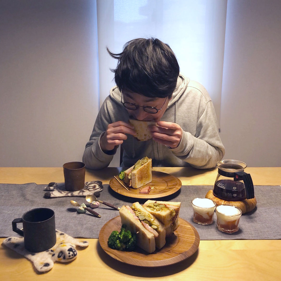 お家で朝ごはんとして食べた時のめがね君