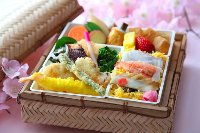 お花見弁当を食べながら桜を楽しむ