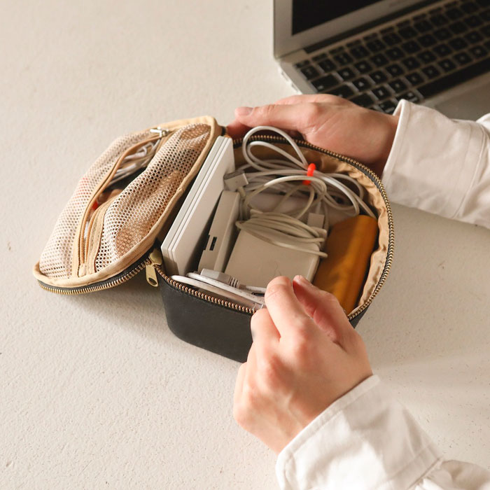 電源やコードなどのガジェット系をひとまとめに。「あれ、どこに行ったっけ?」を防げます