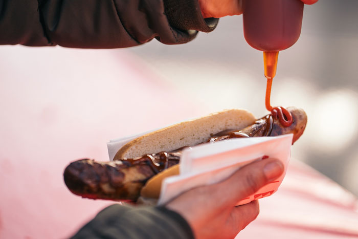ドイツやオランダのスーパーでは、ケチャップと並んでカレーケチャップが普通に販売されています