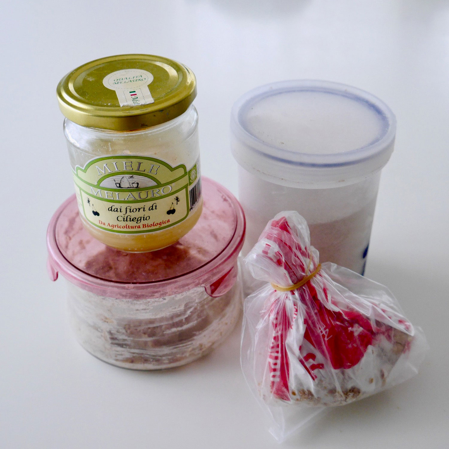 パン作りに使う酵母やイースト(左上)自家製のレモン酵母液(左下)レモン酵母液にライ麦を加えておこした酵母(右下)生イースト(右奥)インスタントイースト
