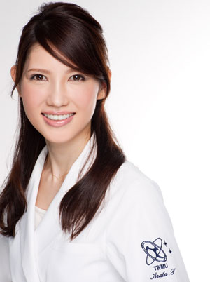 今回お話しを聞いた友利新先生。2人のお子様のお母さんであり、皮膚科医として働く女性でもあります。