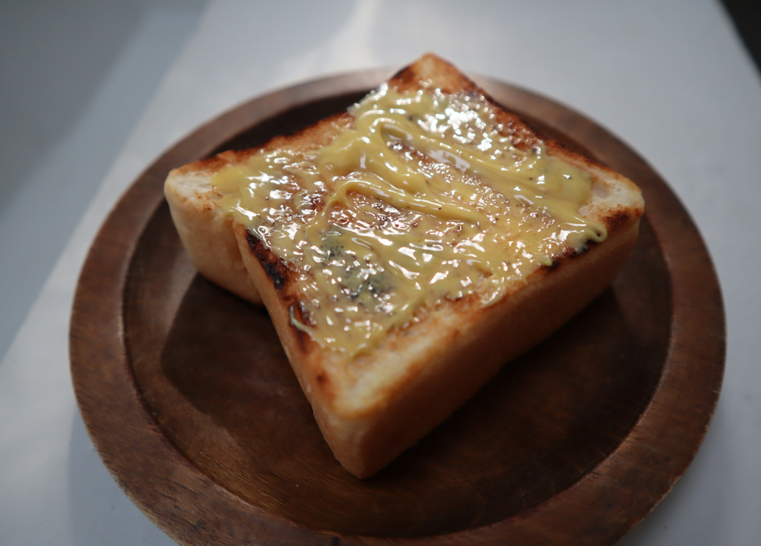 パンのお供としてそのまま使う時は、パンにバターを塗ってからペーストを重ねるのがおいしくいただくコツです