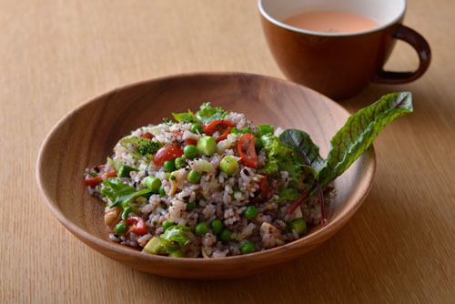 ヘルシーなサラダも茹でたもち麦を加えると、プチプチの食感が楽しくお腹も満足しますよ!
