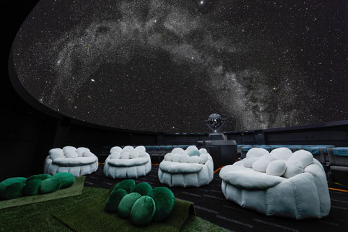 前方にあるのは、芝シートと雲シート。芝シートでは寝っ転がって星を見ることができます!