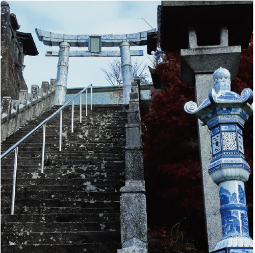 染付磁器の鳥居や灯篭が並ぶ陶山神社