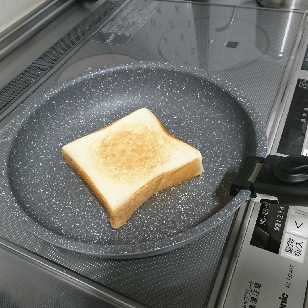 フライパンで食パンを焼くととてもおいしいんです