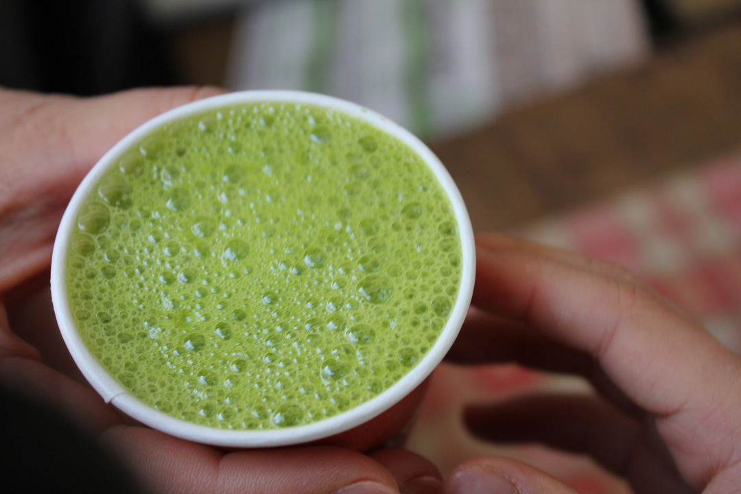 お試しに飲んでみたくて一杯注文。大麦の野菜ジュースをミキサーで作ってもらいました